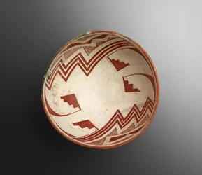 Miska z geometrycznymi wzorami, 900-1100 (ceramiczna z malowaniem poślizgowym)
