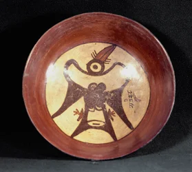 Sztuka prekolumbijska, cywilizacja Nazca: terakotowy kubek ozdobiony przedstawieniem ptaka. 100 p.n.e.-800 n.e. Lima, Narodowe Muzeum Antropologii i Archeologii, Peru