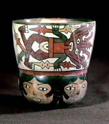 Sztuka przedkolumbijska: kubek z terakoty decoree bóstw i twarzy z terenu Nazca. 100 pne-800 ne. Lima, Narodowe Muzeum Antropologii i Archeologii, Peru