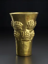 Zlewka przedstawiająca spondylusa, jasnoczerwoną muszlę mięczaka, 800-1350 ne (młotkowane złoto)