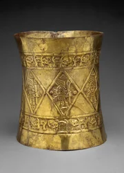 Korona przedstawiająca władców lub bogów trzymających ceremonialne laski, 800-1350 ne (młotkowane i ścigane złoto)
