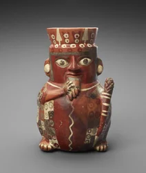 Słój figuralny z fajką i maczugą, ok. 1900 r. 600-1000 AD (ceramiczne z poślizgiem)