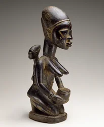 Figura matki i dziecka, Nigeria, k. XIX w. (drewno i ślady indygo)