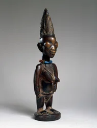 Bliźniacza figura (ere ibeji), region Ila-Orangun, Nigeria, koniec XIX lub początek XX wieku (drewno, szklane paciorki i ślady tukuli)