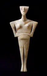 Sztuka Cyklad: „Figurka kobieca”, marmurowy idol z Syros. 3000 p.n.e. Cywilizacja cykladzka (-3200 do -2000). Wymiary: 46 cm. Ateny, Narodowe Muzeum Archeologiczne