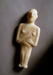 Idolka, schematyczna figurka, biały marmur, 3200-2000 p.n.e.