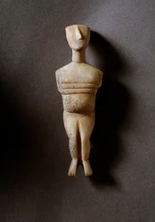 Idolka, schematyczna figurka, biały marmur z wkładkami w kolorze ochry, 3200-2000 p.n.e.