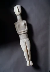 Idolka, schematyczna figurka, biały marmur z wkładkami w kolorze ochry, 3200-2000 p.n.e.
