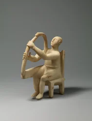 Siedzący harfista z marmuru, 2800-2700 p.n.e.