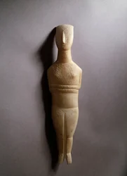 Schematyczna figurka kobieca, biały marmur z inkrustacjami w kolorze ochry, 3200-2000 pne