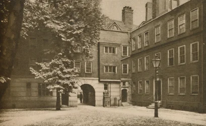 „Buk Cichego Drugiego Dworu w Staple Inn w Holborn”, ok. 1935.