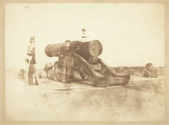 Działo "Mons Meg" na zamku w Edynburgu i szeregowiec z 2. batalionu Royal Scots, który stacjonował na zamku w 1846 r.