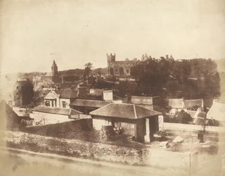 Linlithgow, od dworca kolejowego, z ratuszem, kościołem św. Michała i pałacem