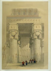 Poniżej portyku świątyni w Dendera ...