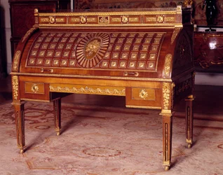 Meble Ludwika XVI: biurko cylindryczne z wyposażenia Katarzyny II Rosyjskiej (1729-1796), wykonane przez Davida Roentgena (1743-1807) około 1780. Wymiary 1,28 x 1,45 x 0,75 m. Paryż, Muzeum Luwru