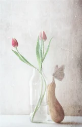 Delikatna martwa natura z tulipanami