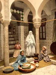 Maureskie kobiety przygotowujące kuskus na dziedzińcu, Algier, Algieria, ok. 1899