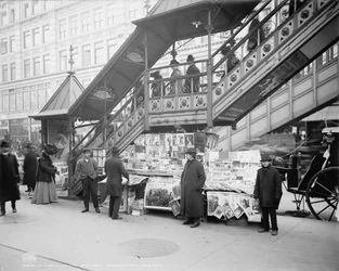Charakterystyczny kiosk z gazetami na chodniku w Nowym Jorku, ok. 1903