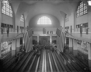 Sala inspekcyjna, Ellis Island, Nowy Jork, ok. 1910 (zdjęcie czarno-białe)