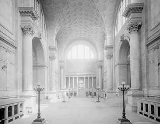 Główna poczekalnia, Pennsylvania Station, Nowy Jork, ok. 1910 (zdjęcie czarno-białe)