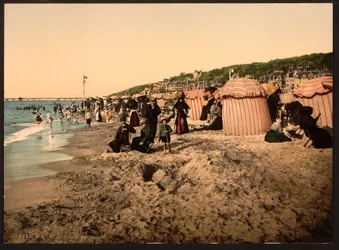 Plaża podczas kąpieli, Trouville-sur-Mer, Francja, ok. 1905 r. (zdjęcie pokolorowane)