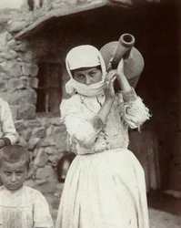 Ormiańska wiejska dziewczyna, Erewan, Armenia, lata 80. XIX wieku.