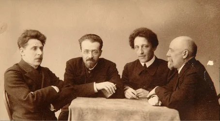 Portret grupowy poetów Aleksandra (Aleksandra) Aleksandrowicza Błoka (1880-1921), Georgii (George) Czulkowa (1879-1939), Konstantyna Aleksandrowicza Erberga (Siunnerberg, Syunnerberg, Sunnenberg) (1871-1942) i Fiodora Sologuba (Fiodor Sologub, Fiodor Kuźmi