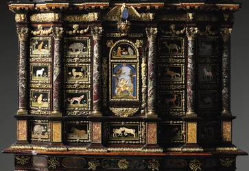 Szafka na stojaku Ludwika XIV (pozłacany brąz, pietra dura, szylkret, jesion, ebonized i paczkowo pozłacany) (patrz również 1766355-6)
