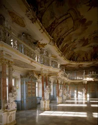 Widok sali bibliotecznej klasztoru Schussenried zrealizowanej przez architekta Domenikusa Zimmermanna (1685-1766) Schussenried XVIII w., Niemcy