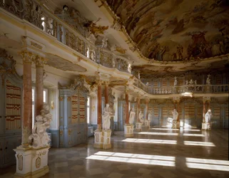 Widok sali bibliotecznej klasztoru Schussenried zrealizowanej przez architekta Domenikusa Zimmermanna (1685-1766) Schussenried XVIII w., Niemcy