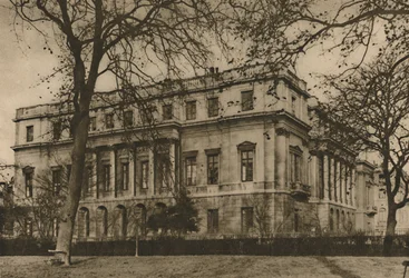 Widok londyńskiego muzeum w Lancaster House przez barierki Green Park, c1935.