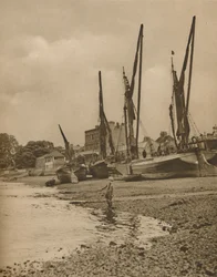 Barki na mieliźnie w Mortlake z przypływem przy pełnym przypływie, c1935.
