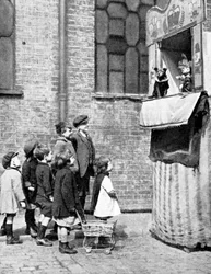 Dzieci oglądające program Punch and Judy na londyńskiej ulicy, 1936