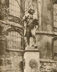 Dr Johnson na piedestale, skąd może widzieć Fleet Street, c1935.