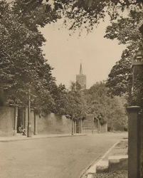 Kościół Hampstead między murami liściastymi Frognal Lane, c1935.