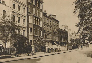Plac Kensington, który nadal zachowuje pokój dwóch wieków, ok. 1935.