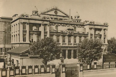 Przed Pałacem Ludowym przy Mile End Road, c1935.