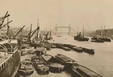Wysyłka w Pool of London: widok z London Bridge do Tower Bridge, c1935.