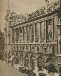 Front południowy hotelu Piccadilly, wzniesiony w 1908 r., ok. 1935 r.