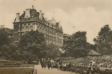 Sekcja Villiers Street w Ogrodzie Wiktorii i widok na hotel Cecil, ok. 1935.