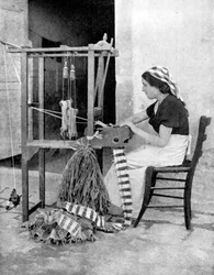 Kobieta tkająca słomą na krośnie ręcznym, Fiesole, niedaleko Florencji, Włochy, 1936
