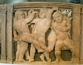 Pergamo del Duomo: muzyczne anioły. Marmurowa płaskorzeźba na ambonę zewnętrzną katedry w Prato we Włoszech. Rzeźba wykonana przez Donato di Niccolo Donatello