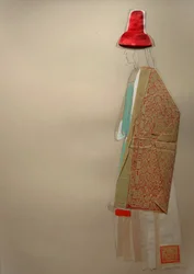 Elegancka figurka z czerwoną czapką