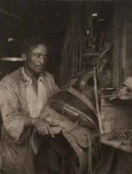 Mężczyzna z siodłem, ok. 1920 (odbitka platynowa)