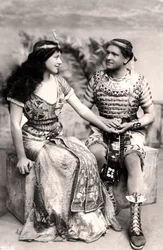 Ruth Vicent 1877-1955 i Roland Cunningham w scenie z Amasis, początek XX wieku.