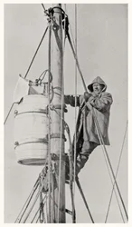 Komandor Frank Wild (1873-1939) na maszcie podczas wyprawy Endurance na Antarktydę, 1914-1916