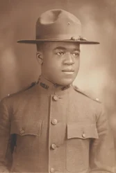 Fotograficzny portret porucznika Charlesa J. Blackwooda, 1914-1918.