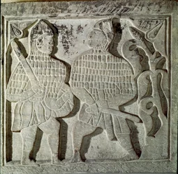 Sztuka Seljukide (Seljukide lub Saljuqide): płaskorzeźba przedstawiająca dwóch wojowników. Z Konyi w Turcji. 13 wiek. Muzeum Sztuki Turecko-Islamskiej, Stambuł