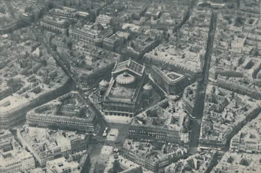 Centralna cecha architektoniczna Paryża wzmocniona przez przewidywanie w projektowaniu ulic, c1935