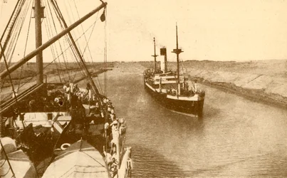 Parowce przepływające przez Kanał Sueski, ok. 1930.